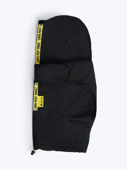 Czarna kurtka, z żółtą taśmą z hasłem „Łapki przy sobie” dla psa, marka John Dog.