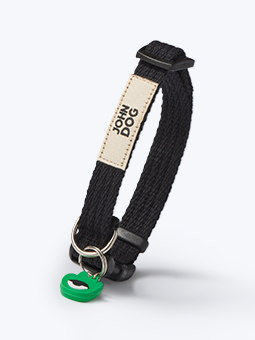 Obroża dla psa, czarna, bawełniana, z zieloną gumową zawieszką i kremową metką John Dog.