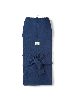 Granatowy szlafrok dla psa rozłożony na płasko, marka John Dog.