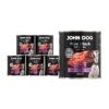 Zestaw 6 puszek monobiałkowej karmy mokrej dla psa John Dog z linii Pure Black Special Edition, smak jeleń, puszki 800 g. 5 puszek ułożonych jest w piramidę z lewej strony, z prawej strony 1 puszka jest powiększona. Opakowanie jest w czarnej etykiecie z dużym fioletowym napisem „Deer”, zdjęciem kawałka surowego mięsa i pręgowanego psa rasy whippet, karma dla psów dorosłych.