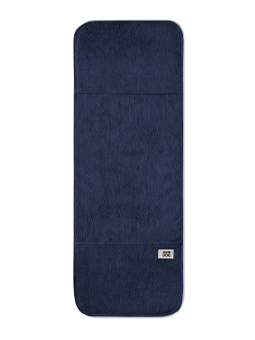 1. Ręcznik dla psa w kolorze granatowym dla psa marki John Dog rozłożony na płasko.