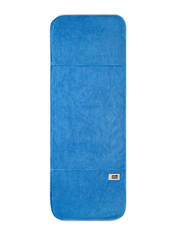 Niebieski ręcznik dla psa w małym rozmiarze rozłożony na płasko marki John Dog.