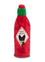 Czerwona zabawka – pokrowiec na butelkę dla psa imitująca butelkę ostrego sosu. Jest wykonana z miękkiego materiału, ma etykietę z czarnym psem i napisem „hot sauce”.