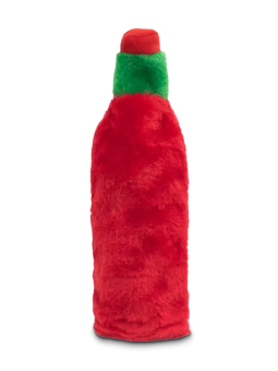 Zabawka dla psa – pokrowiec na butelkę plastikową w kształcie butelki ostrego sosu. Zabawka ma kolor czerwony i etykietę z czarnym psem i napisem „hot sauce”. Widok z tyłu.