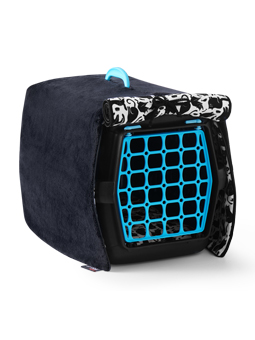 Dwustronny pokrowiec na transporter dla kota marki John Dog z podwiniętym wejściem i czarno - białym wzorem. Transporter ma turkusowe drzwi i rączkę, a pokrowiec wykonany jest z przyjemnego w dotyku materiału.