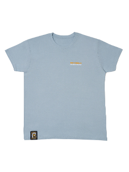 Błękitna koszulka z kolekcji NO I HEL!! marki John Dog. Na przodzie znajduje się minimalistyczny napis "NO I HEL!! John Dog" w żółtym kolorze. Koszulka jest dostępna w czterech rozmiarach, wykonana z miękkiego i oddychającego materiału, idealna na letnie dni.