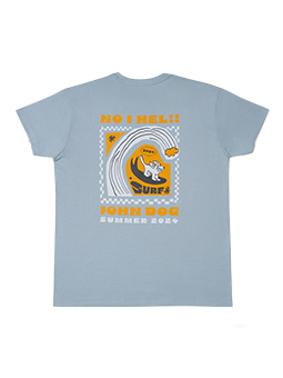 Stylowa błękitna koszulka z kolekcji NO I HEL!! marki John Dog. Z przodu subtelny napis "NO I HEL!! John Dog", a na plecach żywy nadruk z grafiką psa surfującego na fali oraz napisami "SURF" i "John Dog Summer 2024". Dostępna w czterech rozmiarach, wykonana z wysokiej jakości, przewiewnego materiału.