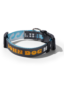 Stylowa obroża z kolekcji NO I HEL!!, zaprojektowana przez John Dog, z kolorowym nadrukiem "NO I HEL!!" i falami morskimi. Wykonana z wytrzymałych materiałów, zapewnia komfort i bezpieczeństwo.