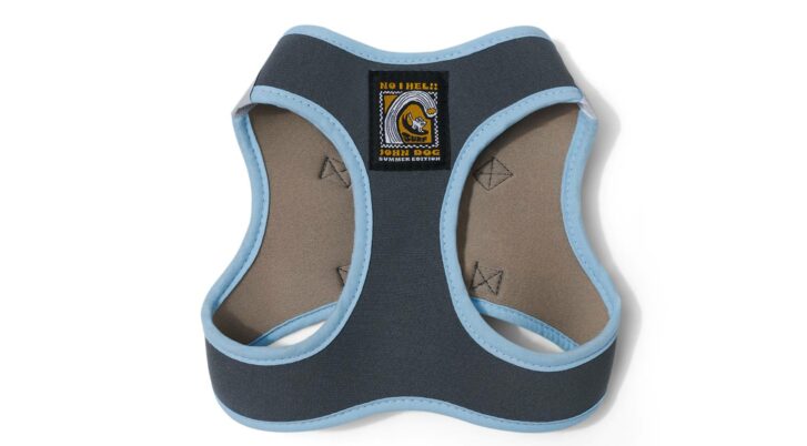 Błękitna lamówka wokół szelek nadaje im świeżości i letniego charakteru, idealnie pasując do innych akcesoriów z kolekcji NO I HEL!!