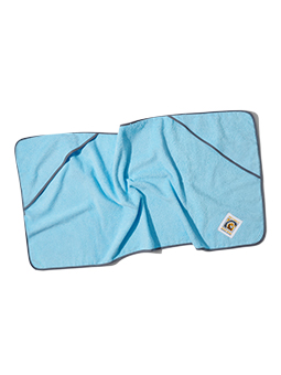 Stylowy błękitny ręcznik dla psa z kolekcji NO I HEL!! John Dog. Kompaktowy i łatwy do złożenia, idealny do zabrania na plażę lub basen. Ręcznik wykonany z wysokiej jakości materiału, ozdobiony kontrastującymi obszyciami i logo kolekcji w rogu.