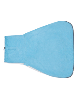 Stylowy szlafrok dla psa z kolekcji NO I HEL!! marki John Dog, w kolorze błękitnym. Wykonany z miękkiego i chłonnego materiału, zapewniającego wygodę i szybkie osuszanie po kąpieli. Szlafrok posiada ciemne obszycia oraz logo kolekcji, dodając eleganckiego akcentu.