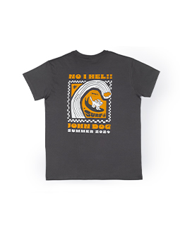 Wzbogać swoją letnią garderobę o grafitową koszulkę z kolekcji NO I HEL!! marki John Dog. Koszulka posiada mały napis na przodzie oraz duży, wyrazisty nadruk z tyłu, przedstawiający psa surfującego. Wykonana z wysokiej jakości bawełny, zapewnia komfort i trwałość przez całe lato.