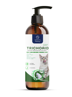 Butelka preparatu odkłaczającego dla kota Trichoaid marki Hippovet Pharmacy. Butelka ma brązowy kolor i wyposażona jest w czarny dozownik. Etykieta w kolorach białym i zielonym zawiera logo marki oraz zdjęcie kota. Na etykiecie znajdują się informacje o składnikach produktu, takich jak olej z lnu, kwasy Omega 3, fibroliza, ekstrakt z prowokali oraz ekstrakt z ostropestu.