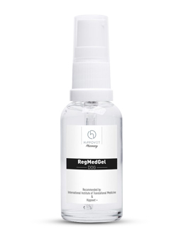 Przezroczysta butelka z regeneracyjnym żelem dla psów i kotów RegMedGel marki Hippovet Pharmacy. Butelka posiada biały dozownik i białą etykietę z czarnym paskiem, na którym widnieje nazwa produktu. Etykieta zawiera również logo Hippovet Pharmacy oraz informację o rekomendacji przez Międzynarodowy Instytut Medycyny Translacyjnej.