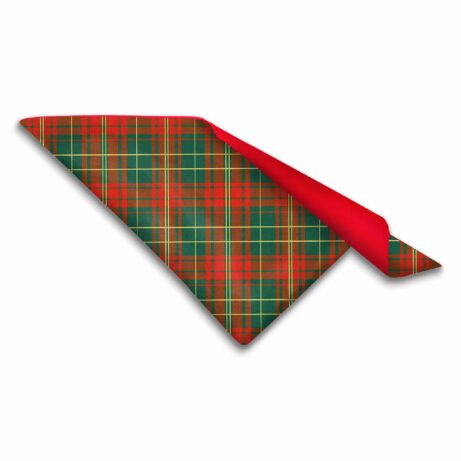 Zdjęcie rozłożonej apaszki dla psa w świąteczny wzór kratki. Dominują kolory czerwony, zielony i brązowy. Tylna strona apaszki jest w jednolitym czerwonym kolorze.