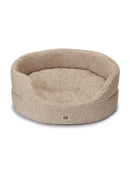 Owalne legowisko dla psa marki John Dog model BUBBLE w kolorze beżowym. Klasyczny design i miękka tkanina sprawiają, że legowisko jest idealnym miejscem do odpoczynku dla psów i kotów, zapewniając wygodę i bezpieczeństwo.