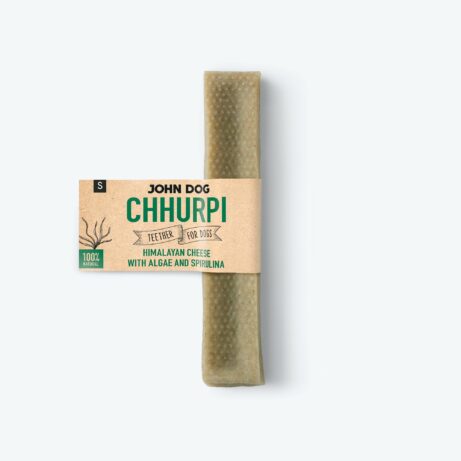Zdjęcie przedstawia gryzak dla psa z himalajskiego sera z algami i spiruliną, w kolorze zielonym i rozmiarze S, z etykietą „John Dog Chhurpi - Himalayan Cheese with Algae and Spirulina.”