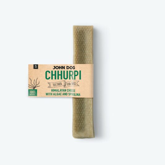 Zdjęcie przedstawia gryzak dla psa z himalajskiego sera z algami i spiruliną, w kolorze zielonym i rozmiarze S, z etykietą „John Dog Chhurpi - Himalayan Cheese with Algae and Spirulina.”