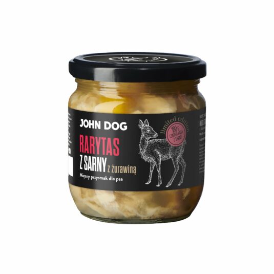 Słoik z limitowanym przysmakiem dla psów marki John Dog, o nazwie "Rarytas z sarny z żurawiną". Przysmak składa się z kawałków mięsa w zalewie, a etykieta przedstawia sylwetkę sarny oraz informacje o produkcie.