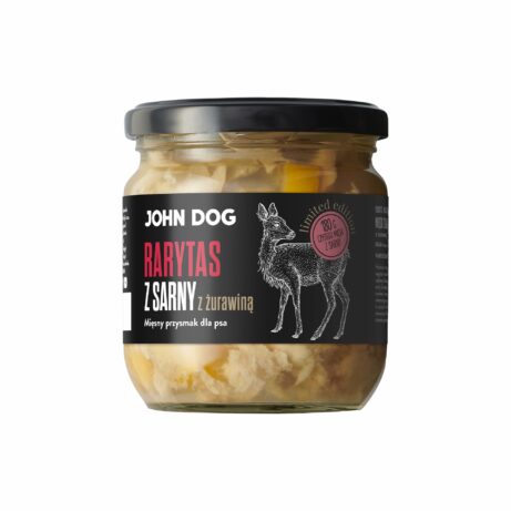 Widok słoika z limitowanym przysmakiem "Rarytas z sarny z żurawiną" dla psów od John Dog. Słoik jest zamknięty czarną zakrętką, a etykieta zawiera grafikę sarny i szczegóły dotyczące zawartości.