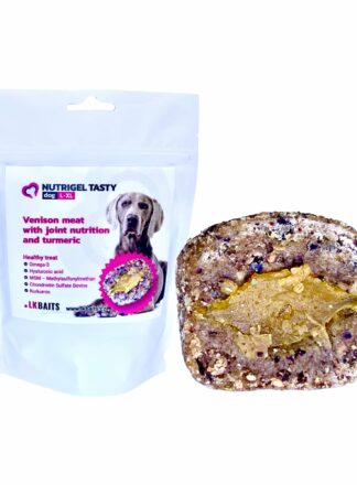 Przysmak dla psów Nutrigel Tasty z mięsem z dziczyzny i kurkumą, wspierający zdrowie stawów. Zdjęcie przedstawia przekrojony kawałek przysmaku, ukazujący żółty soczysty środek.