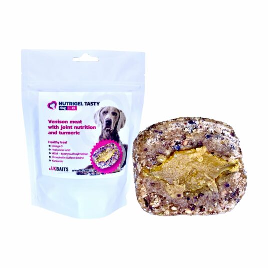 Przysmak dla psów Nutrigel Tasty z mięsem z dziczyzny i kurkumą, wspierający zdrowie stawów. Zdjęcie przedstawia przekrojony kawałek przysmaku, ukazujący żółty soczysty środek.