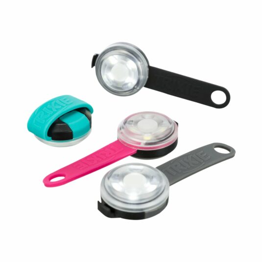 Zestaw czterech lampek LED w różnych kolorach (czarny, turkusowy, szary i różowy) zaprojektowanych do przypinania na obrożę psa. Każda lampka posiada jasne światło LED, które zapewnia widoczność psa nawet po zmroku. Lampki można wielokrotnie ładować przez port USB.