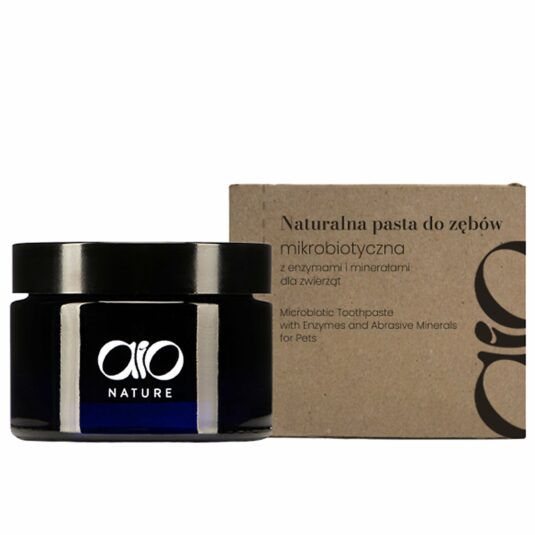 Na zdjęciu pies wącha kartonowe opakowanie naturalnego płynu do higieny jamy ustnej dla psa i kota marki Aio Nature. Zdjęcie przedstawia naturalny, minimalistyczny styl produktu.