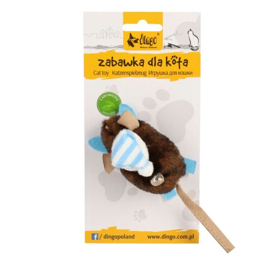 Maskotka pluszowa z dzwonkiem dla kota w kształcie brązowej myszy, ubrana w niebieską paskowaną czapkę, na niebieskich nartach. Produkt zapakowany na blistrze.