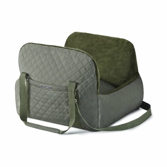 Widok ogólny fotelika samochodowego dla psa w oliwkowej pikowanej tkaninie, wyposażony w długie uchwyty do przenoszenia.