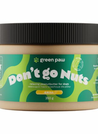 Słoik z masłem orzechowym dla psów, o nazwie "Don’t Go Nuts" marki Green Paw. Etykieta w zielono-żółtej kolorystyce informuje, że produkt ma działanie relaksujące, nie zawiera soli ani cukru, oraz zawiera 350 g masła orzechowego.