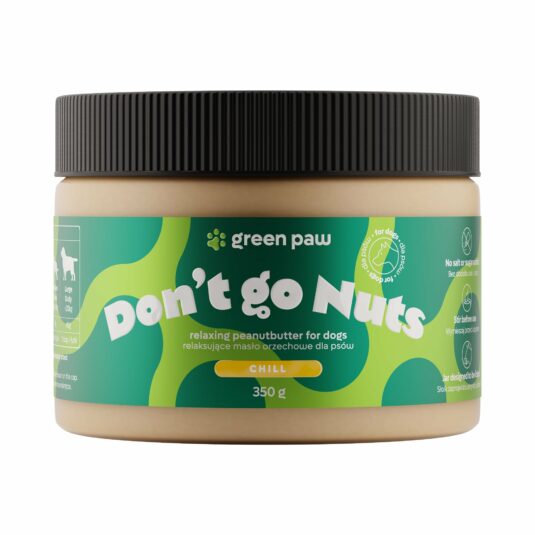 Słoik z masłem orzechowym dla psów, o nazwie "Don’t Go Nuts" marki Green Paw. Etykieta w zielono-żółtej kolorystyce informuje, że produkt ma działanie relaksujące, nie zawiera soli ani cukru, oraz zawiera 350 g masła orzechowego.
