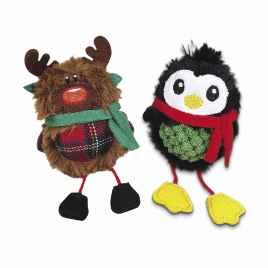Dwie pluszowe zabawki dla kota z matabi od marki Nobby - renifer oraz pingwin. Renifer ubrany jest w zielony szalik w kratę, a pingwin ma czerwoną kokardkę.