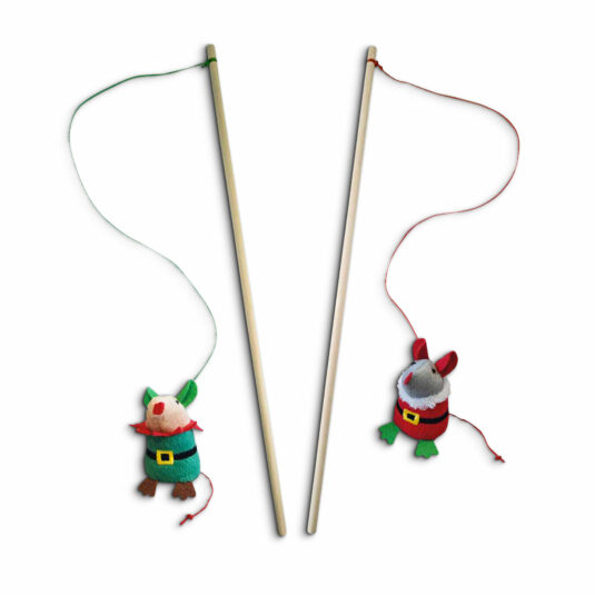 Dwie wędki dla kota marki Nobby. Każda zakończona jest pluszową myszką w stroju świątecznym, jedna w zielonym, druga w czerwonym. Wędki są drewniane, a zabawki mają kolorowe akcenty świąteczne.