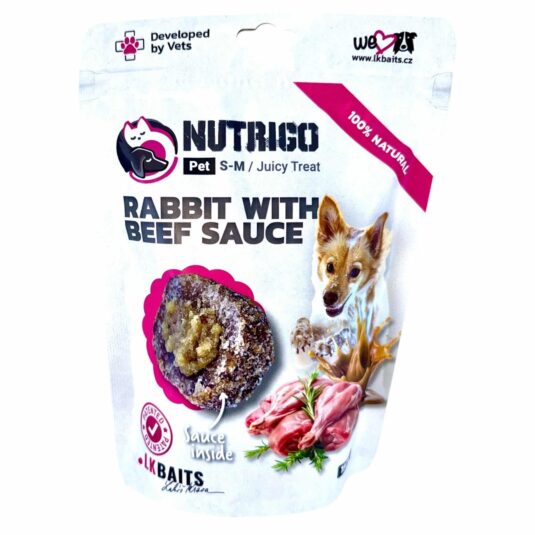 Przysmak Nutrigo dla psów z mięsem królika oraz sosem wołowym. Przysmak ma soczystą, mięsną strukturę wewnątrz.