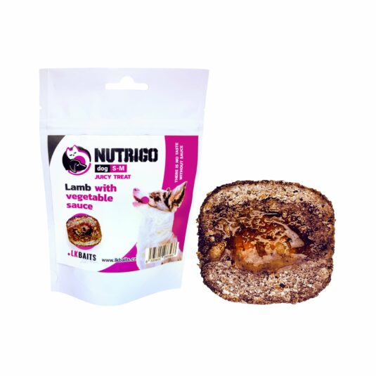 Opakowanie przysmaku Nutrigo dla psów, zawierającego jagnięcinę z sosem warzywnym. Przysmak ma soczyste wnętrze. Idealny wybór dla psów średnich i małych ras.