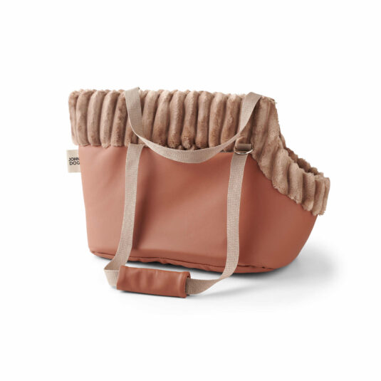 Torba dla psa w kolorze brązowym z futerkowym wykończeniem i uchwytami w kolorze beżowym, widok z boku, z logo John Dog na metce.