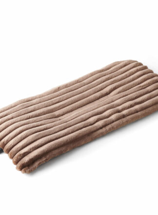 Prostokątne, miękkie legowisko dla kota w kolorze brązowym model MOKKA od John Dog, z charakterystyczną żebrowaną teksturą. Idealna do stworzenia wygodnego i przytulnego miejsca dla kota na parapecie lub oknie.