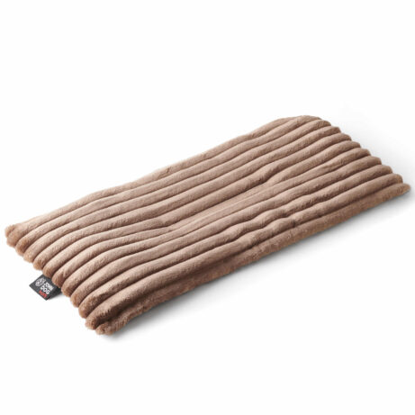 Prostokątne, miękkie legowisko dla kota w kolorze brązowym model MOKKA od John Dog, z charakterystyczną żebrowaną teksturą. Idealna do stworzenia wygodnego i przytulnego miejsca dla kota na parapecie lub oknie.