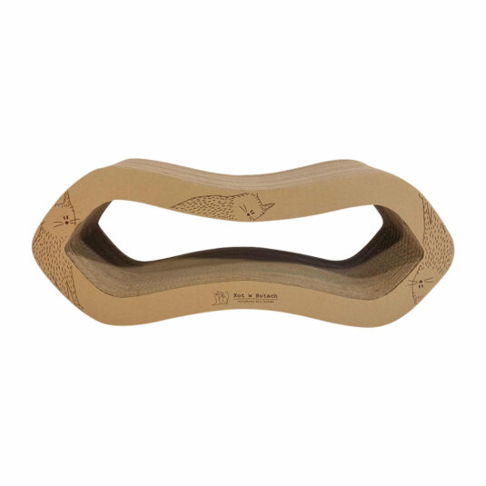 Widok boczny drapaka w kształcie podwójnej fali, z charakterystycznymi rysunkami kotów oraz logotypem „Kot w Butach”. Produkt zaprojektowany z myślą o trwałości i wygodzie dla kotów, nadaje się do drapania, zabawy i odpoczynku.