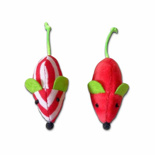 Dwie pluszowe myszki dla kota. Jedna w czerwone paski, a druga w czerwonym kolorze, obie z zielonymi uszami i ogonami. Idealne na prezent świąteczny dla kota.