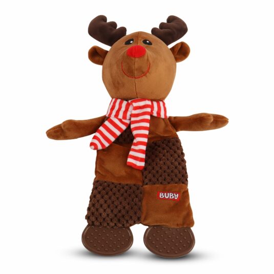 Pluszowy renifer w brązowym kolorze z czerwonym nosem, rogami i czerwono-białym pasiastym szalikiem, wykonany z materiałów o różnych teksturach.