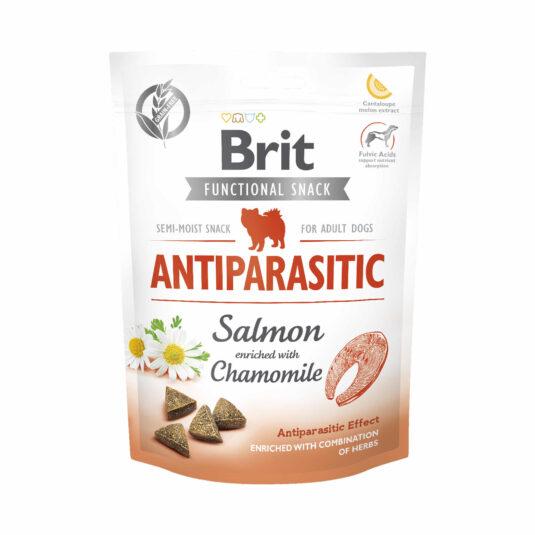 Opakowanie przysmaków Brit Functional Snack Antiparasitic dla dorosłych psów o smaku łososia z dodatkiem rumianku. Produkt obiecuje działanie przeciwpasożytnicze dzięki kombinacji ziół i składników odżywczych.
