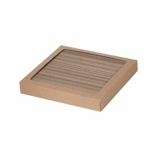 Kwadratowy drapak dla kota wykonany z kartonu, osadzony w płaskiej ramce. Produkt ma prosty design, idealny do drapania i zabawy.