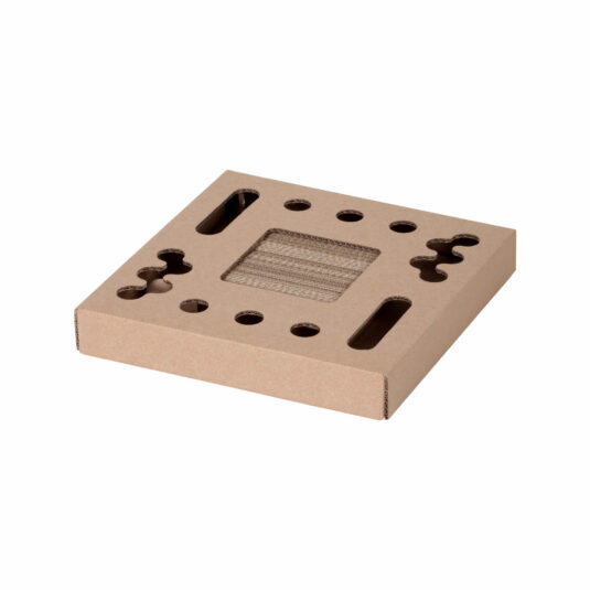 Kwadratowy drapak dla kota z kartonu, uzupełniony otworami o różnych kształtach do zabawy. Produkt łączy funkcję drapaka i zabawki, zachęcając kota do aktywności.