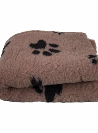 Brązowe legowisko Drybed BUBA dla psa od John Dog. Wykonane z ciepłego, miękkiego materiału, ozdobione czarnymi łapkami. Idealne na chłodne dni, zapewniając komfort dla pupila.