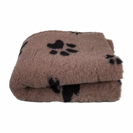 Brązowe legowisko Drybed BUBA dla psa od John Dog. Wykonane z ciepłego, miękkiego materiału, ozdobione czarnymi łapkami. Idealne na chłodne dni, zapewniając komfort dla pupila.