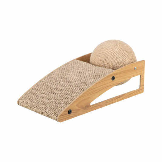 Ujęcie drapaka dla kota przedstawia rampę w lekkim skosie. Na wierzchu rampy znajduje się powierzchnia do drapania, a w tylnej części konstrukcji widoczna jest sizalowa kula, służąca również jako element zabawowy.