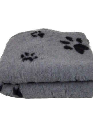 Szare legowisko Drybed BUBA dla psa od John Dog. Wykonane z miękkiego, ciepłego materiału w kolorze szarym z czarnymi łapkami. Łatwe w użytkowaniu, idealne dla komfortu psa.