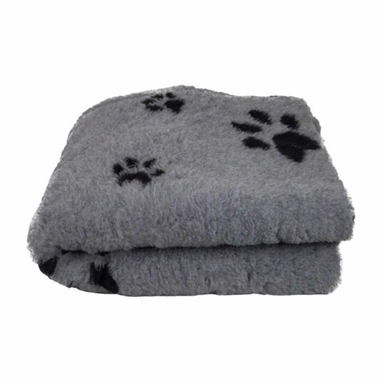 Szare legowisko Drybed BUBA dla psa od John Dog. Wykonane z miękkiego, ciepłego materiału w kolorze szarym z czarnymi łapkami. Łatwe w użytkowaniu, idealne dla komfortu psa.